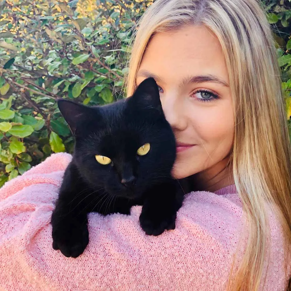 Lucía and her cat