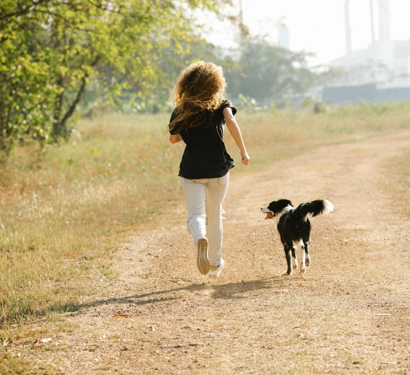 Pet parent de paseo con su mascota Pet parent de paseo con su mascota